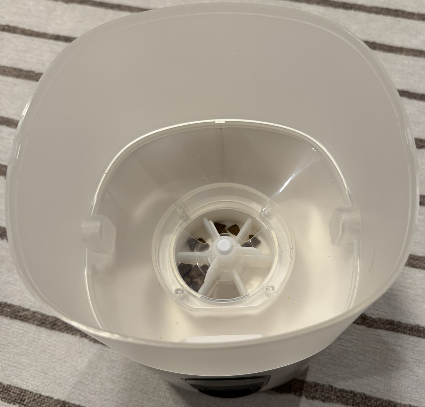 Treat dispenser interior