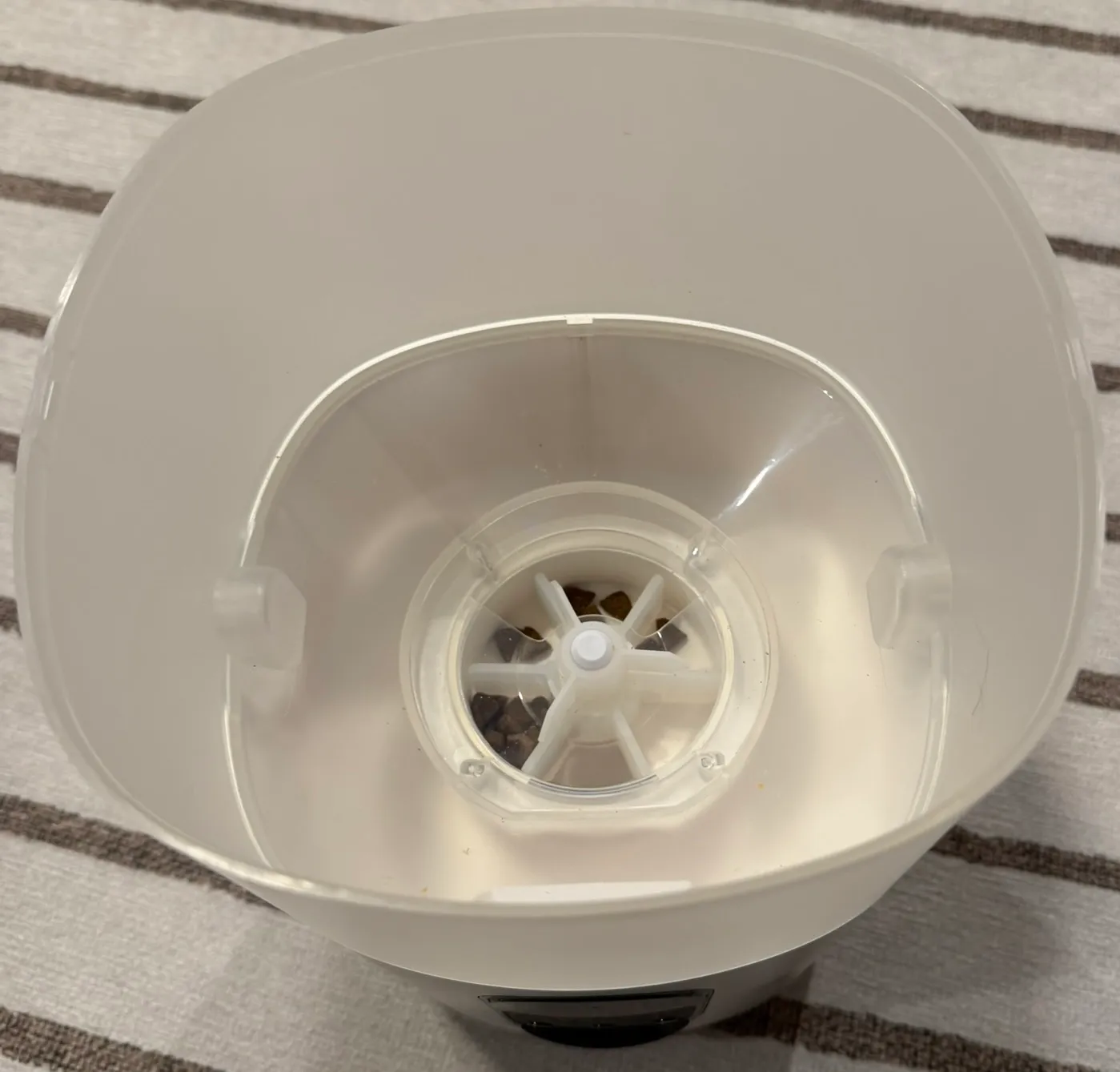 Treat dispenser interior